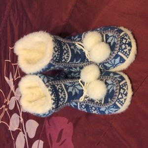 Women's Blue & White Snowflake (7) Bootie Slippers